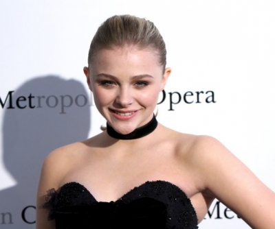 chloemoretzfancom140.jpg