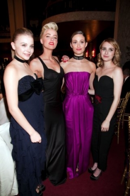 chloemoretzfancom190.jpg