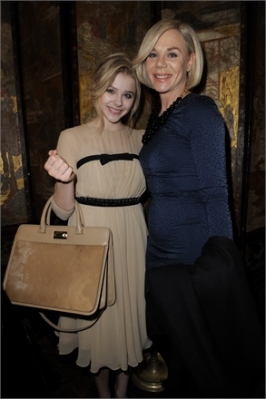 chloemoretzfancom02.jpg