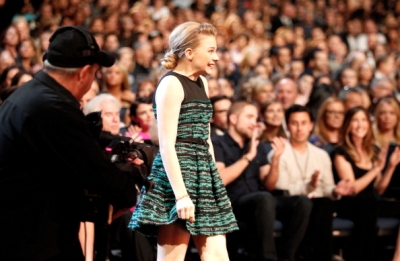 chloemoretzfancom160.jpg