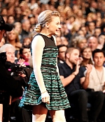 chloemoretzfancom160.jpg