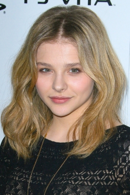 chloemoretzfancom03.JPG