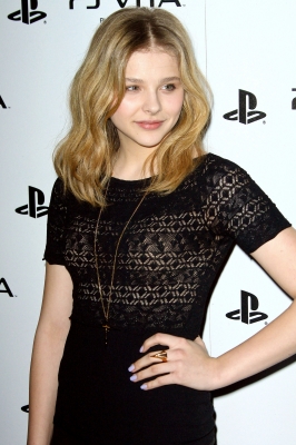 chloemoretzfancom04.JPG
