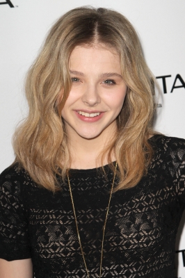 chloemoretzfancom17.JPG