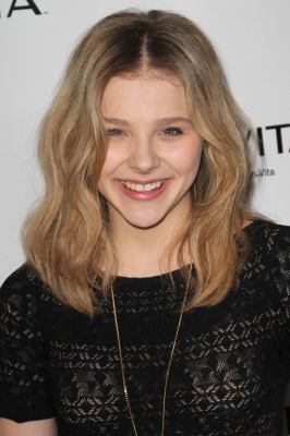 chloemoretzfancom21.JPG