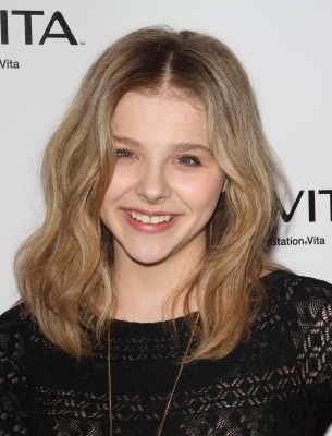 chloemoretzfancom41.jpg