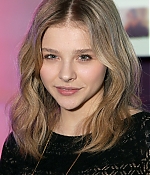 chloemoretzfancom09.jpg