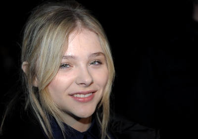 chloemoretzfancom02.jpg