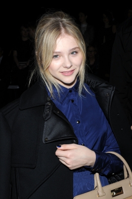 chloemoretzfancom03.jpg