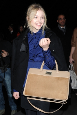 chloemoretzfancom09.jpg