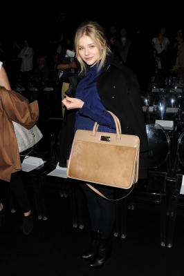 chloemoretzfancom19.jpg