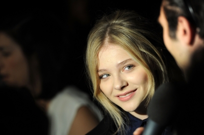 chloemoretzfancom35.jpg