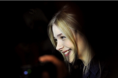 chloemoretzfancom40.jpg