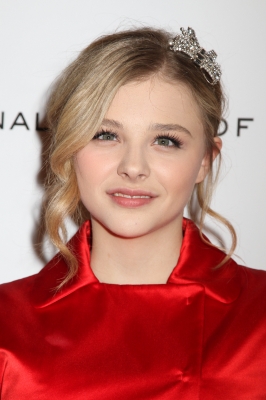 chloemoretzfancom010.jpg