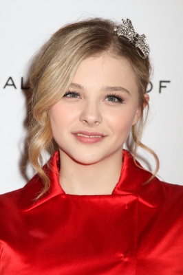chloemoretzfancom013.jpg
