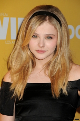 chloemoretzfancom07.jpg