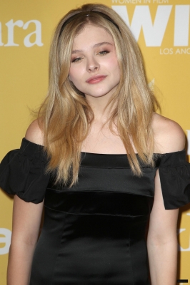 chloemoretzfancom24.jpg