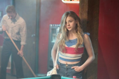 chloemoretzfancom04.jpg
