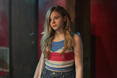 chloemoretzfancom05.jpg