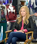 chloemoretzfancom04.jpg