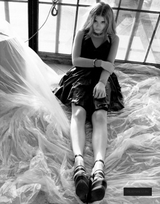 Click to view full size image
==============
chloemoretzfan001.jpeg chloemoretzfan001.jpeg