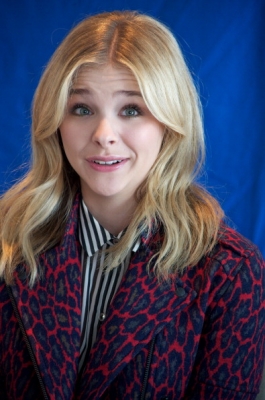 chloemoretzfancom04.jpg