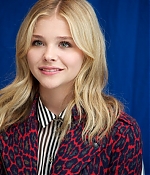 chloemoretzfancom03.jpg