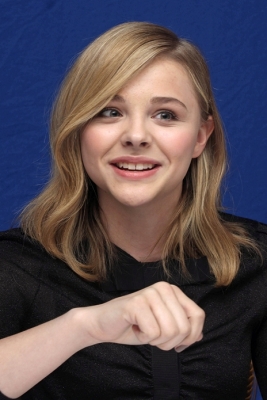 chloemoretzfancom058.jpg
