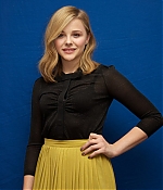 chloemoretzfancom001.jpg