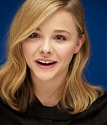 chloemoretzfancom006.jpg