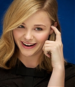 chloemoretzfancom007.jpg
