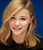 chloemoretzfancom009.jpg
