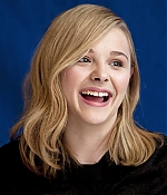 chloemoretzfancom032.jpg