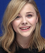chloemoretzfancom060.jpg