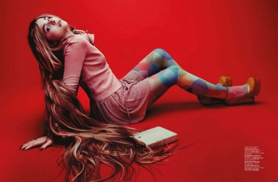 chloemoretzfancom001.jpg