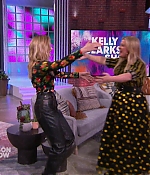 The_Kelly_Clarkson_Show_2019_281729.JPG