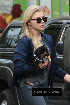 1445626310359_chloe_moretz_out_in_ny_26.jpg