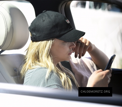 1458739953658_chloe_moretz_driving_with_her_phone_in_la_06.jpg