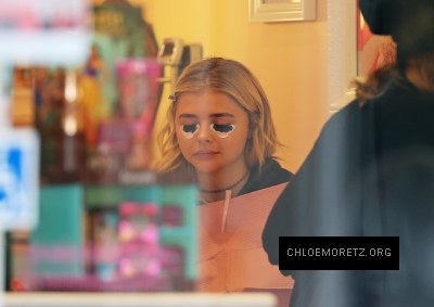 1460139183480_chloe_moretz_at_Benefit_Cosmetics_01.jpg
