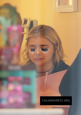 1460139282398_chloe_moretz_at_Benefit_Cosmetics_06.jpg