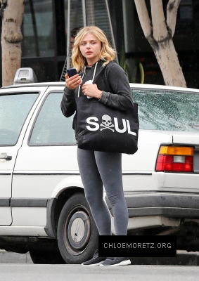 1460139296405_chloe_moretz_at_Benefit_Cosmetics_09.jpg