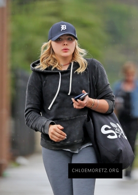 1460139311151_chloe_moretz_at_Benefit_Cosmetics_012.jpg