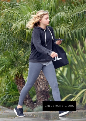 1460139330138_chloe_moretz_at_Benefit_Cosmetics_016.jpg