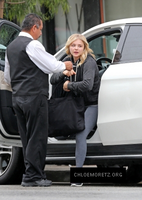 1460139340339_chloe_moretz_at_Benefit_Cosmetics_018.jpg