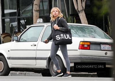 1460139375038_chloe_moretz_at_Benefit_Cosmetics_023.jpg