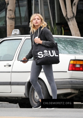 1460139388759_chloe_moretz_at_Benefit_Cosmetics_024.jpg