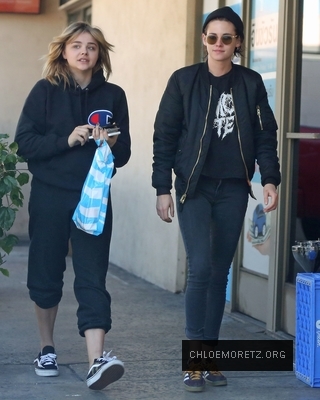 1485489857499_Chlo_Grace_Moretz_-Kristen_Stewart_8.jpg
