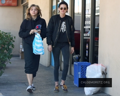 1485489887418_Chlo_Grace_Moretz_-Kristen_Stewart_12.jpg