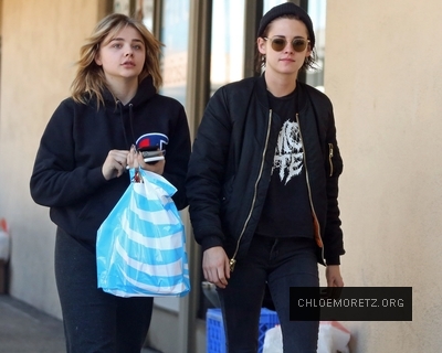 1485489910975_Chlo_Grace_Moretz_-Kristen_Stewart_16.jpg