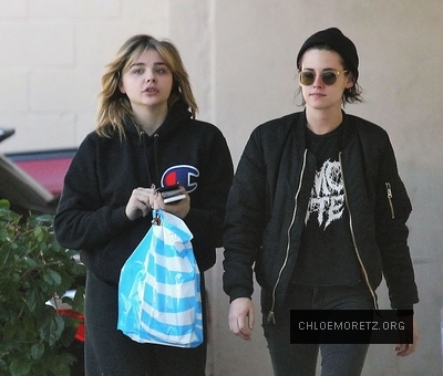 Click to view full size image
==============
1485489917473_Chlo_Grace_Moretz_-Kristen_Stewart_17.jpg 1485489917473_Chlo_Grace_Moretz_-Kristen_Stewart_17.jpg